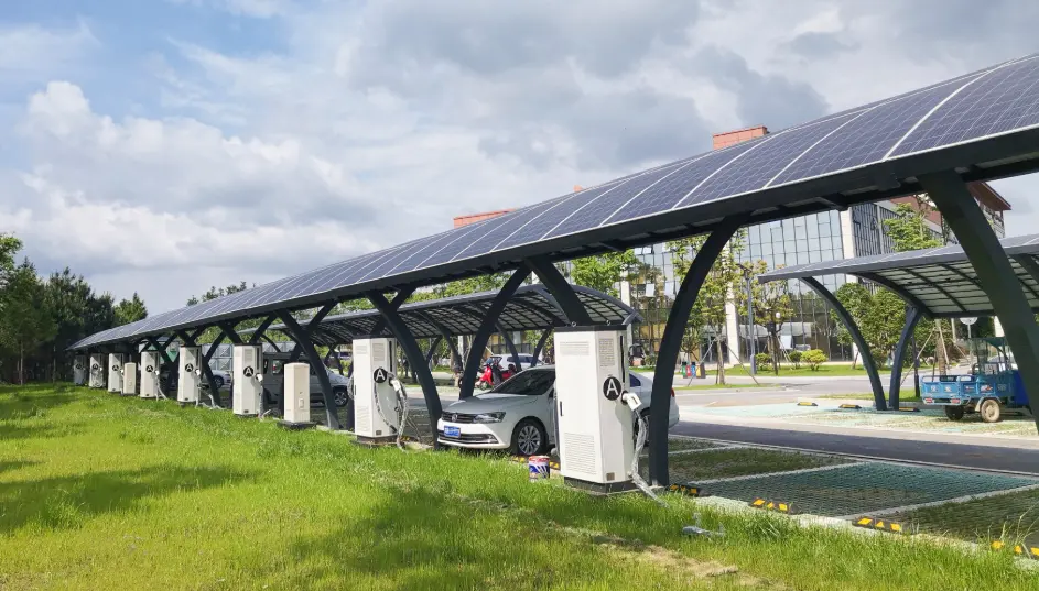 Встроенная электростанция для хранения и зарядки светильников под навесом для автомобиля.