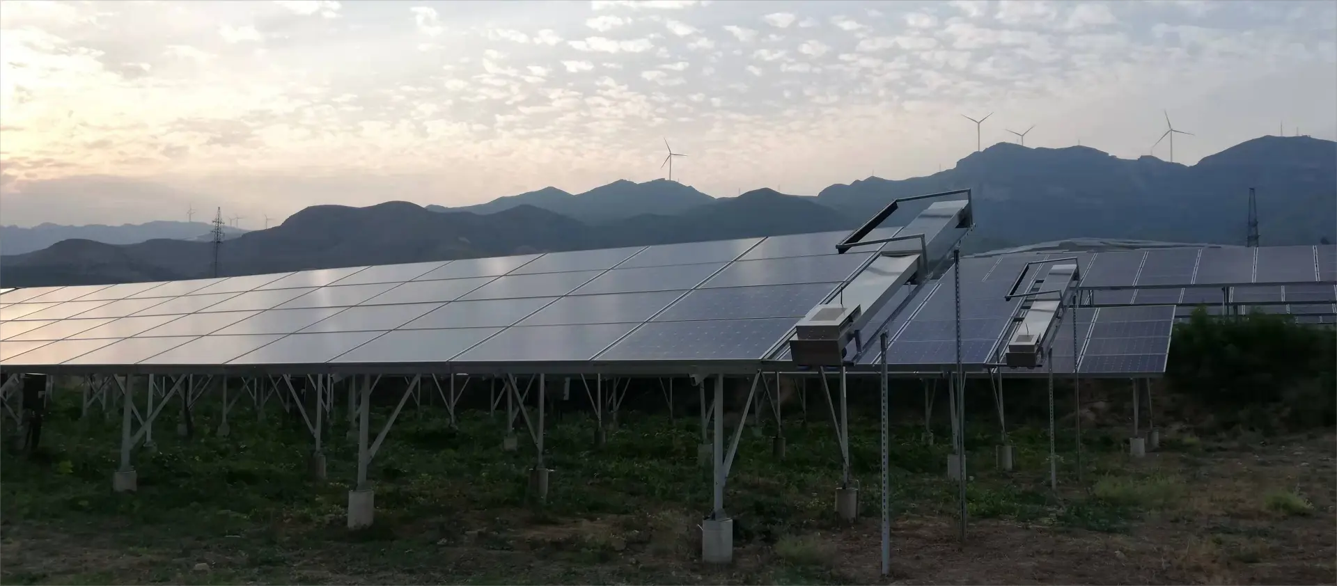 Потпуно аутоматски соларни робот за чишћење